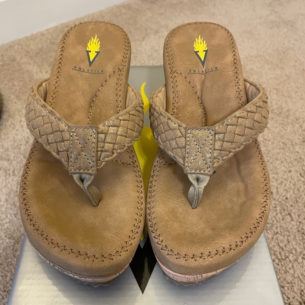 Volatile wedge flip flops size 5